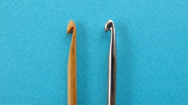 2 crochet hooks