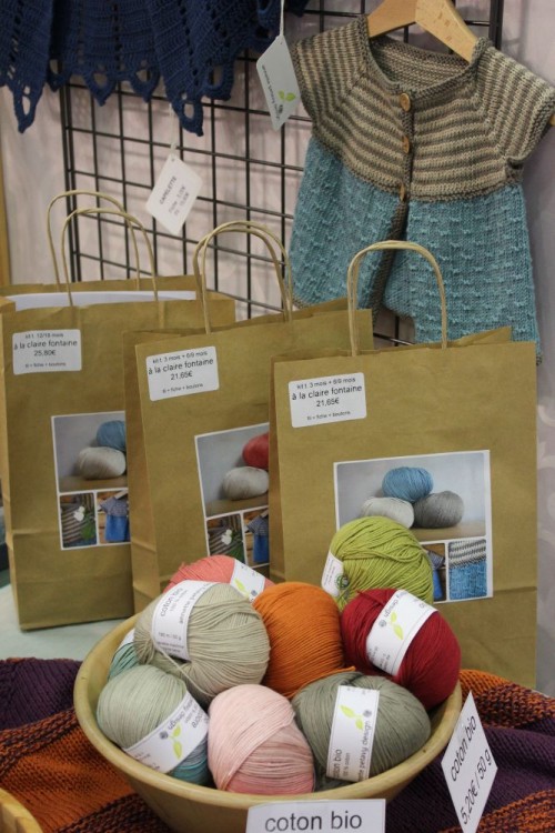 Kits et pelotes sur mon stand / Kits and yarn balls in my booth.