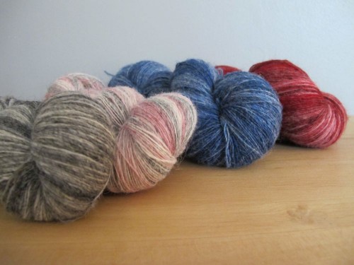 Laine 1 fil suédoise - une beauté au toucher rustique - Swedish singlespun wool: beauty with a rustic touch.