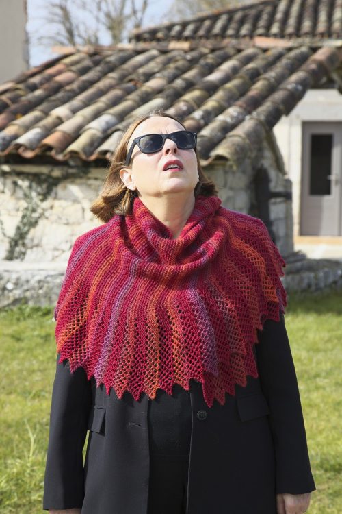 Firebird, un châle créé par EclatDuSoleil, chez Annette Petavy Design. - Firebird, a shawl designed by EclatDuSoleil, available at Annette Petavy Design.