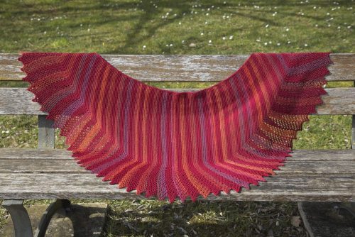 Firebird, un châle créé par EclatDuSoleil, chez Annette Petavy Design. - Firebird, a shawl designed by EclatDuSoleil, available at Annette Petavy Design.