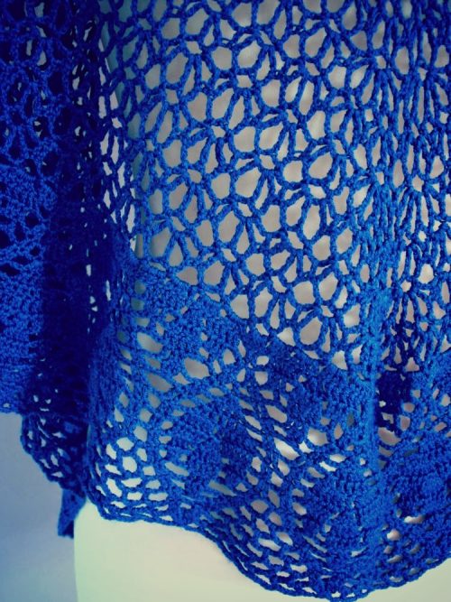 Blue Leaves, un châle créé par EclatDuSoleil, à crocheter en laine et soie - disponible chez Annette Petavy Design