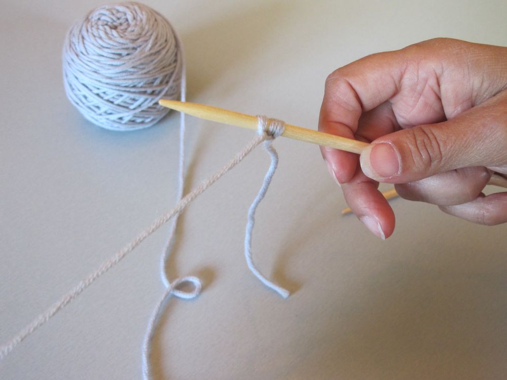 Pour commencer l'i-cord au tricot, monter 3 mailles